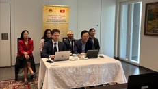 Tham tán Công sứ Phạm Quang Huy cùng ông Andrey Eydlin. Ảnh: TTXVN phát