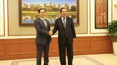 Chủ tịch Thượng viện Campuchia Samdech Techo Hun Sen (phải) đón Phó Thủ tướng Chính phủ Bùi Thanh Sơn tại trụ sở Thượng viện. (Ảnh: Huỳnh Thảo/TTXVN)