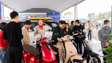 Gian hàng VinFast có nhiều khách hàng ghé thăm trải nghiệm các mẫu xe máy điện từ sớm.