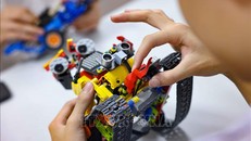 Bộ thiết bị giáo dục thông minh - VRobot sau khi được hoàn thện sẽ giúp học sinh hiểu biết về lập trình, có thể tự sáng tạo riêng cho mình. Ảnh minh họa: Thanh Tùng/TTXVN