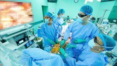 Các bác sĩ Bệnh viện Đại học Y dược Thành phố Hồ Chí Minh thực hiện phẫu thuật nội soi 3D thay van động mạch chủ kết hợp bắc cầu mạch vành. Ảnh: TTXVN phát