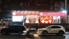 Nhiều người đã có mặt từ sớm, chờ đến lượt giao dịch trong ngày vía Thần Tài. Ảnh TTXVN