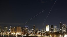 Vệt sáng do tên lửa đánh chặn phóng từ hệ thống phòng không của Israel ở Tel Aviv, ngày 1/3/2026. Ảnh minh họa: THX/TTXVN