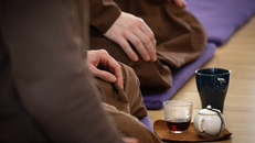 Đức Phật không dạy chúng ta buông mặc mà dạy buông bỏ chấp trước