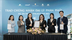 Đại diện NobleX Group trao Chứng nhận Tổng Đại lý cho Grand M