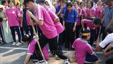 Học sinh hào hứng tham gia các trò chơi tìm hiểu về lịch sử triều Nguyễn và công cuộc cải cách của hoàng đế Minh Mạng. 