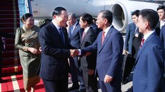 Thủ tướng Lào Sonexay Siphandone đến Hà Nội, bắt đầu thăm chính thức Việt Nam và dự AFF 2026