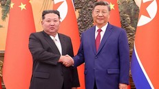 Chủ tịch Trung Quốc Tập Cận Bình tiếp đón nhà lãnh đạo Triều Tiên Kim Jong Un tới dự lễ duyệt binh tại Bắc Kinh, tháng 9/2025. Ảnh: Tân Hoa xã