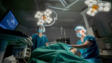 ThS.BS Phạm Hòa Hưng trong một ca phẫu thuật tại Vinmec Hạ Long.
