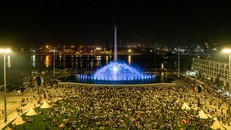 Vinhomes Royal Island là điểm hẹn quen thuộc của cả miền Bắc mỗi dịp lễ.