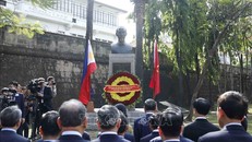 Tổng Bí thư, Chủ tịch nước Tô Lâm và Phu nhân cùng đoàn đại biểu cấp cao Việt Nam dâng hoa tại Tượng đài Chủ tịch Hồ Chí Minh trong Công viên ASEAN, thành cổ Intramuros, ngày 31/5/2026. Ảnh: Thống Nhất/TTXVN