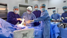 TS.BS Nguyễn Hữu Mạnh cùng ê-kíp thực hiện phẫu thuật thay khớp gối cho bệnh nhân.