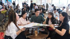 Chị Thu Hương (áo trắng thứ hai từ trái sang) ấn tượng với tiến độ thi công của dự án khi tham quan thực tế