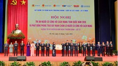 Bà Nguyễn Hà Thanh – Phó Tổng Giám đốc MSB (thứ 2 từ trái sang) – cùng Thống đốc NHNN Việt Nam và đại diện các tổ chức tín dụng tham gia trao biểu trưng ủng hộ phong trào đẩy mạnh chăm lo người có công với cách mạng.