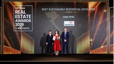 Đại diện Văn Phú nhận giải thưởng “Nhà phát triển BĐS nhà ở phát triển bền vững tốt nhất Việt Nam 2026”