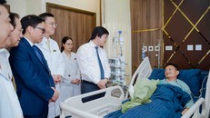 TS Nguyễn Trọng Diện - Giám đốc Sở Y tế Hà Nội thăm hỏi bệnh nhân sau ca phẫu thuật tại Vinmec Smart City.