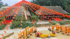 Fansipan cũng đặc biệt thu hút du khách với Lễ hội Thổ cẩm lần đầu tiên được tổ chức tại Bản Mây. 
