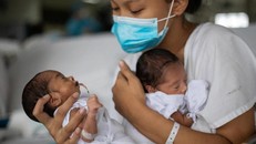 Nhật Bản đẩy nhanh kế hoạch miễn phí sinh con từ năm tài khóa 2027