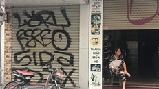 Mặt tiền triệu đô trên phố cổ Hà Nội thành nơi vẽ bậy của thanh thiếu niên