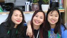 Cận cảnh tiệm giặt là của những hotgirl điếc 