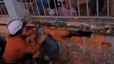 Bác sĩ bật khóc vì không ngăn được hàng trăm người dân tự ý rời khỏi bệnh viện