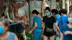 Cận cảnh khu chợ được bịt kín bằng ni-lon tại Hà Nội 