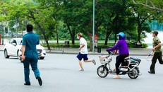 Người già đáng thương nơi phố thị