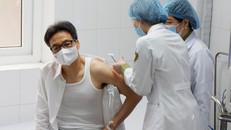 Phó Thủ tướng Vũ Đức Đam tiêm thử nghiệm vắc xin Covid-19 của Việt Nam
