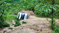 Sạt lở đất nghiêm trọng, quốc lộ huyết mạch phía bắc bị chia cắt