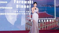 Á hậu Thùy Dung khoe vai trần quyến rũ với váy ren xuyên thấu