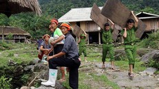 Xúc động với những hình ảnh thấm đượm tình người trong mùa mưa lũ ở vùng cao Hà Giang