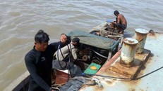 Lực lượng chức năng vẫn đang tích cực tìm hai người bị mất tích. (Ảnh: VOV)