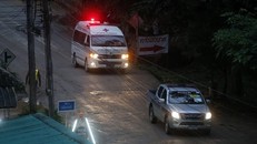 Một trong hai xe cứu thương rời khu vực hang Tham Luang. (Ảnh: AP)