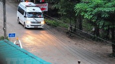 Xe cứu thương chở các thành viên đội bóng sau khi họ được đưa ra khỏi hang. (Ảnh: THX/TTXVN)