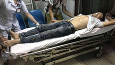 Nam thanh niên bị côn đồ chém gục tại chỗ khi đang đứng chơi