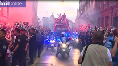 Video: Chuyến xe buýt lịch sử đón những ‘người hùng’ Croatia về nước