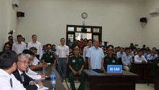 Các bị cáo (người đứng) trong vụ án.