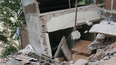 Những ngôi nhà bị nghiêng, đổ ở Hòa Bình. (Ảnh: nguoiduatin.vn)