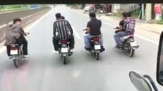 8 thanh niên đầu trần, ‘giả điếc’ trêu ngươi lái xe ô tô