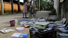 Hà Nội: Học sinh mang sách vở ngập nước lũ phơi bên đường