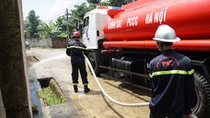 Dùng xe cứu hỏa phun nước vệ sinh sau lũ giúp dân Chương Mỹ