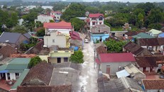 Hơn 8 tấn vôi bột rải trắng xóa đường làng ở Chương Mỹ sau lũ