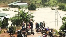 Giao thông vào các thôn làng bị chia cắt. (Ảnh: Đình Văn)