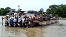 Hàng loạt xe máy sắp tuột xuống nước vẫn chen chúc bám phà vượt sông