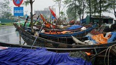 Người dân ven biển Thanh Hóa đã đưa tàu thuyền vào nơi trú ẩn an toàn. (Ảnh: Minh Hải)