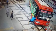 Hành khách hoảng loạn khi xe khách bị gác chắn tàu xuyên thủng kính lái