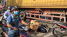 Tai nạn thảm khốc với xe container, vợ ôm thi thể chồng khóc ngất