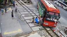 Xác định nguyên nhân vụ xe khách đâm vào gác chắn tàu