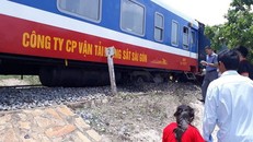 Hiện trường tàu trật bánh tại Bình Thuận. (Ảnh: Ngọc Hà)