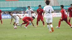 Olympic Việt Nam (áo đỏ) để thua Olympic Hàn Quốc ở bán kết. Ảnh: Dân trí.